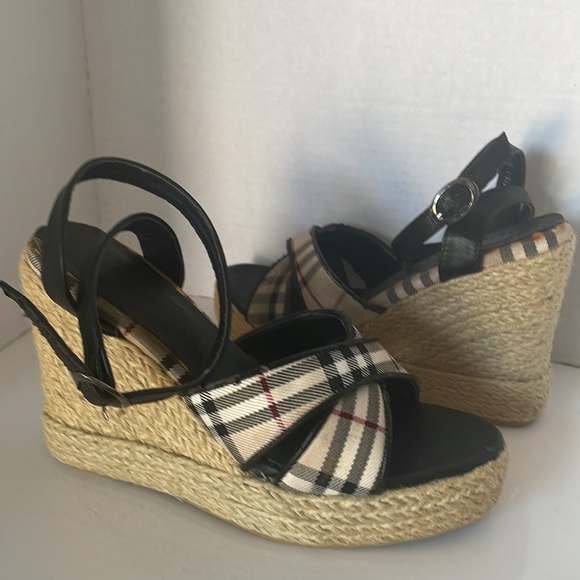 Authentic Burberry Wedges. - Picture 4 of 16